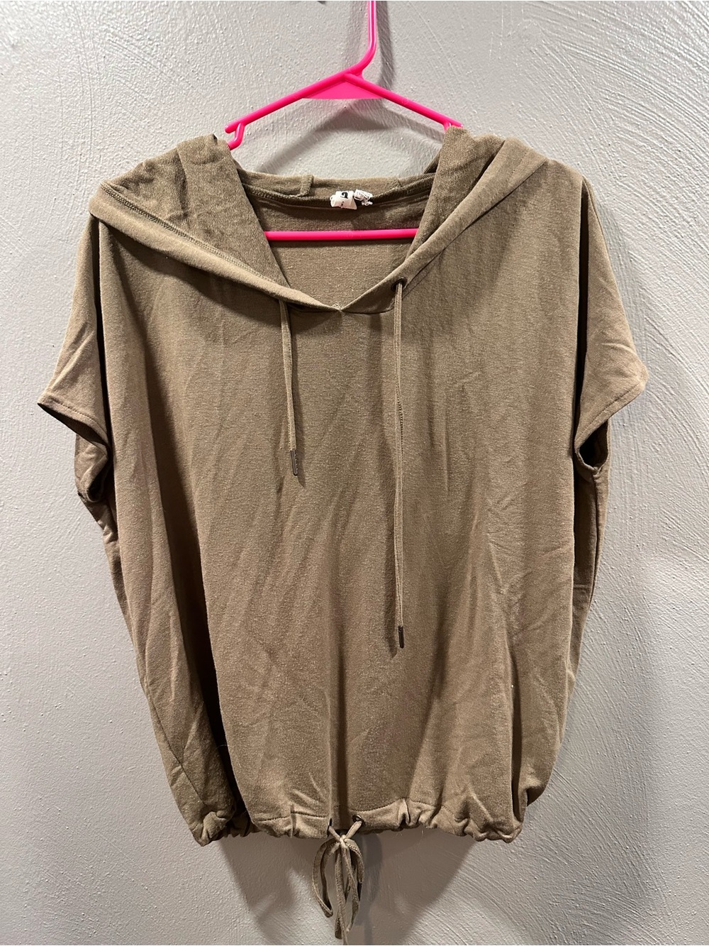 Cable & Gauge Short-Sleeve Hooded Drawstring Top in Taupe